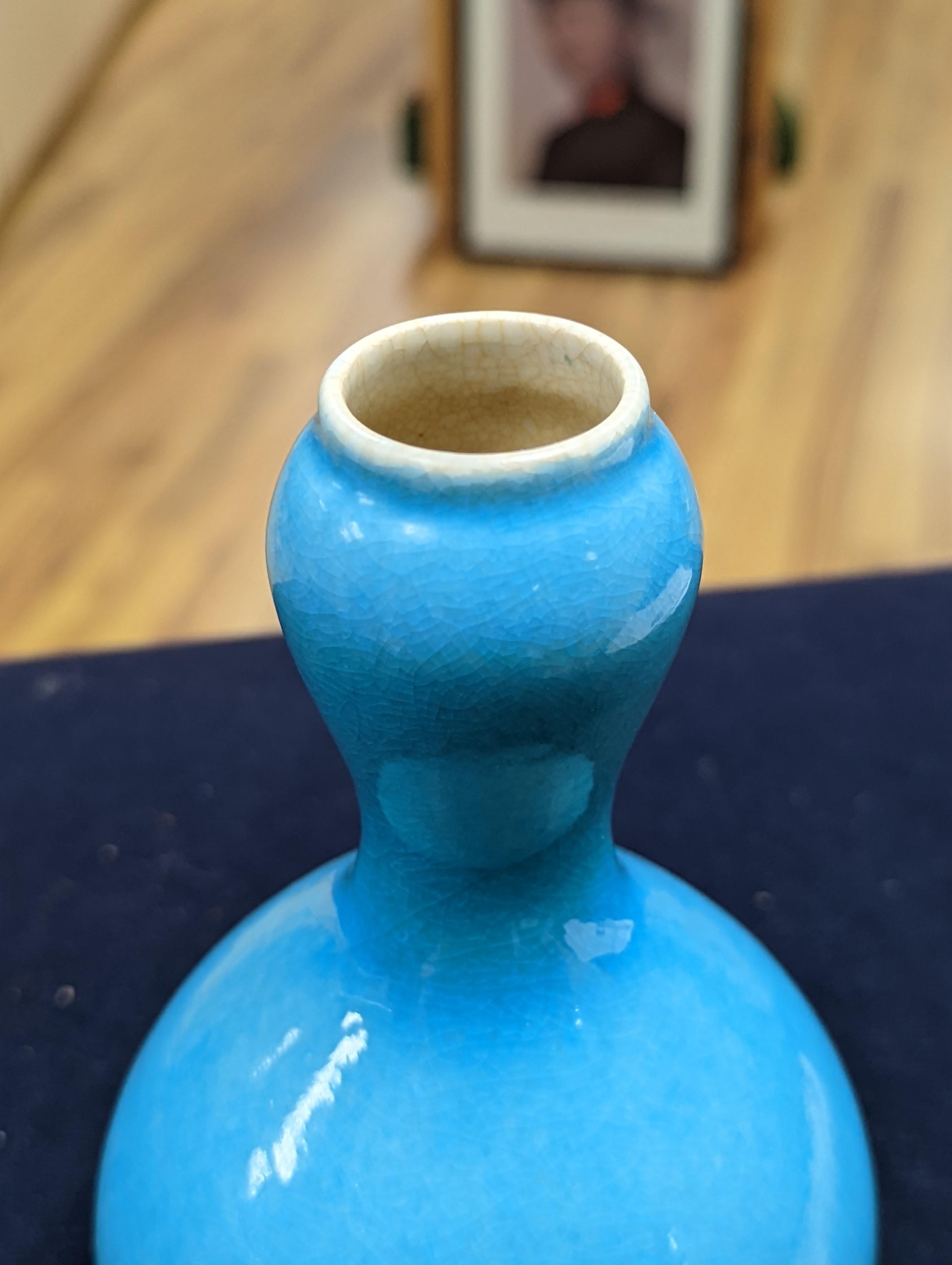 A Chinese turquoise crackle glazed double gourd vase 19cm